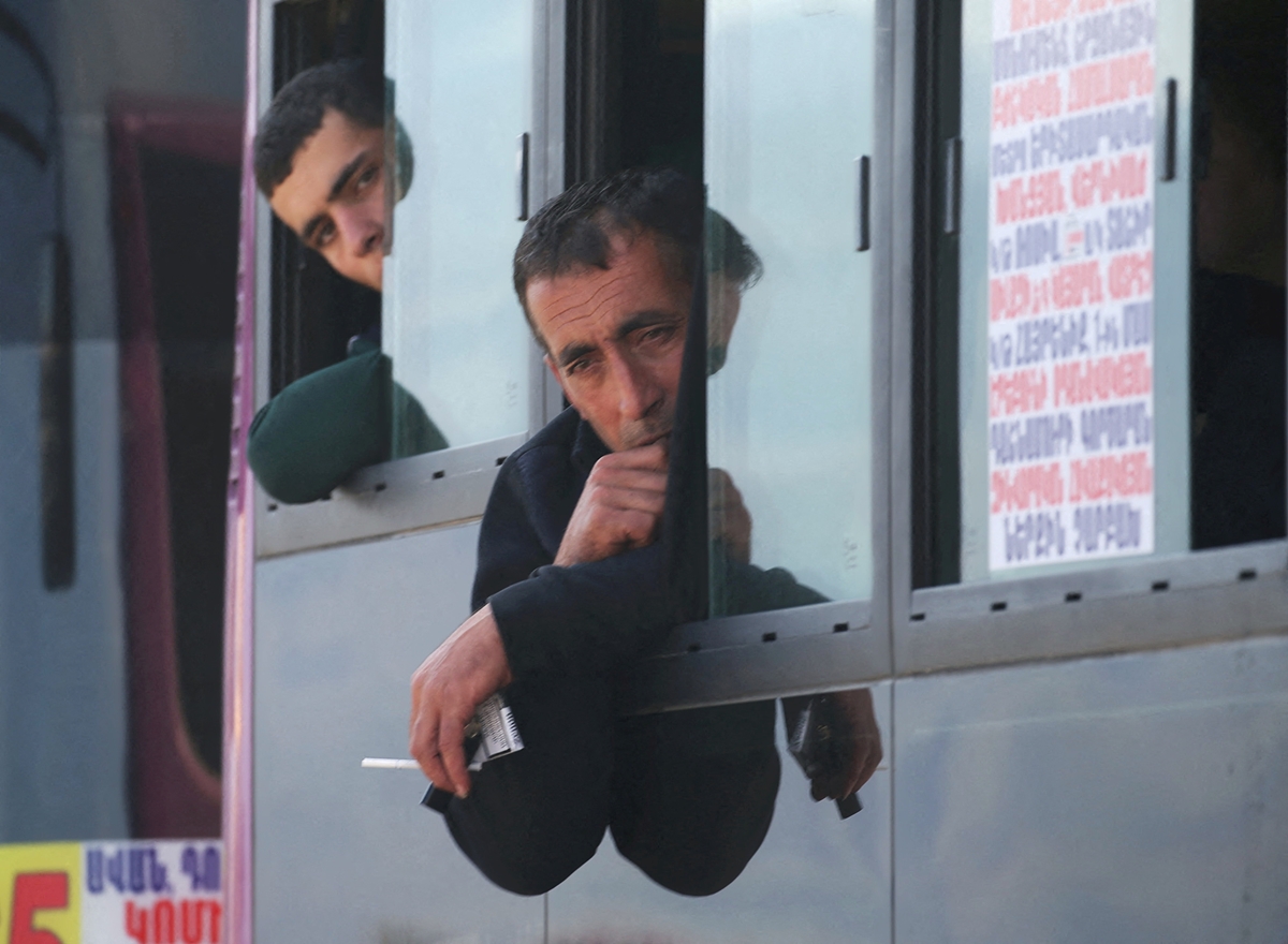 Армения: И последният автобус с бежанци е напуснал Нагорни Карабах