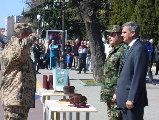 Военният министър Стефан Янев награждава командира на контингента полковник Андрей Мецов.