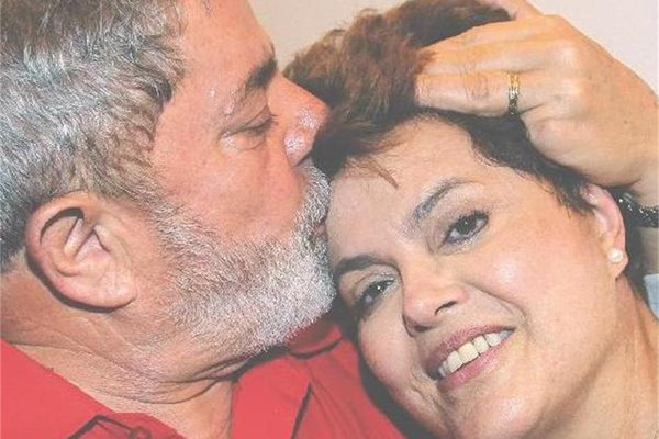 Президентът Инасиу Лула целува наследничката си след победата.