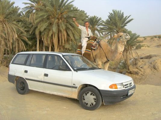Валентин в пустинята Сахара при предишното си пътуване с 23-годишен опел