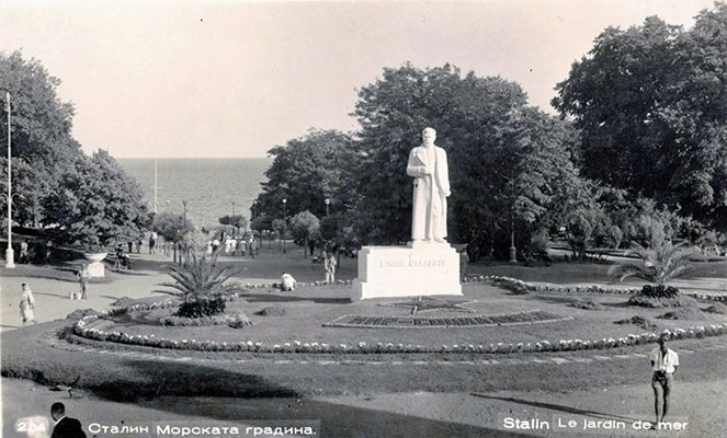 Паметникът на Сталин на входа на градската градина във Варна. Открит е през 1950 г., съборен през 1962 г.