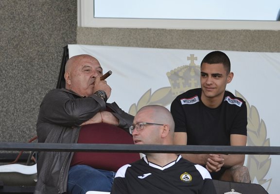 Президентът на "Славия" Венцеслав Стефанов пуши пура във вип ложата на стадиона по време на мача.