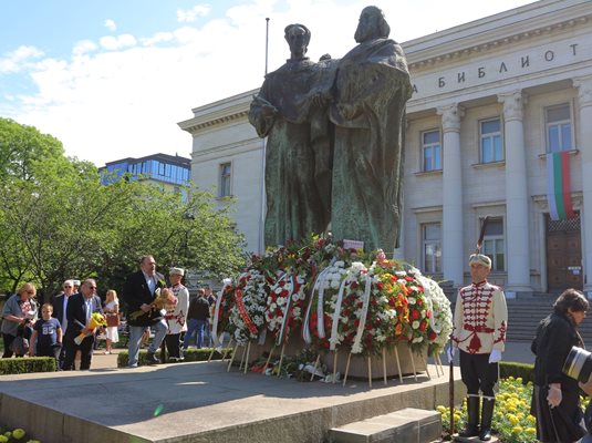 Граждани поднасят цветя на паметника на светите братя Кирил и Методий пред Националната библиотека в София.

СНИМКА: РУМЯНА ТОНЕВА