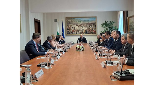 Президентът проведе консултации с парламентарните сили в присъствието на служебния премиер Димитър Главчев.