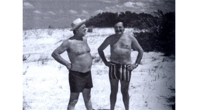 ПОСЛАНИК: Тодор Станчев заедно с Янчо Таков (вдясно) на плажа в Монтевидео.