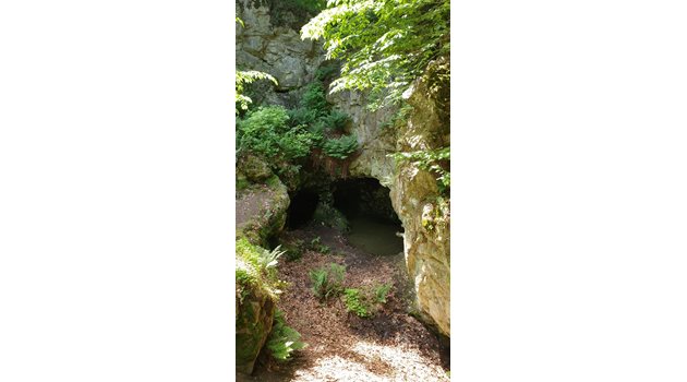Входът на пещерата на гробницата е  пълен с вода и  достъпът навътре  е невъзможен.
