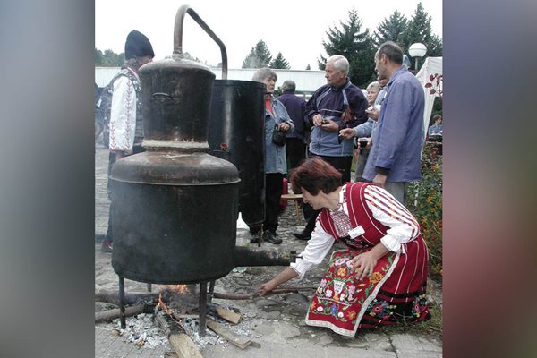 Палят казан за ракия като олимпийски огън