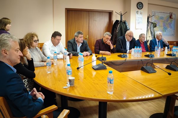 Здравният министър д-р Асен Меджидиев в централното управление на НЗОК за подписването на анекса