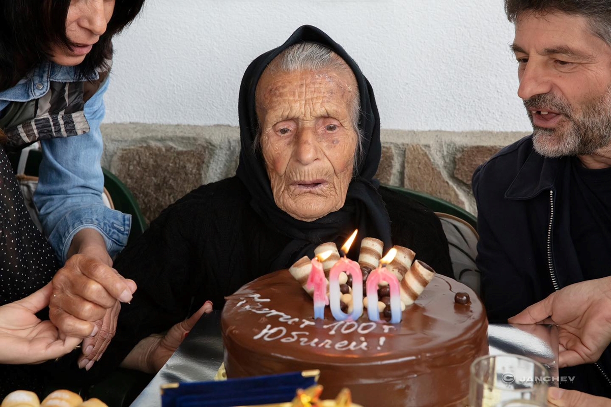 100 г. празнува баба Македонка с три деца, четирима внуци и петима правнуци