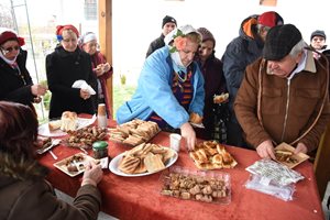 Вижте как отбелязаха деня на Св. Трифон във варненското село Тополи (Снимки)