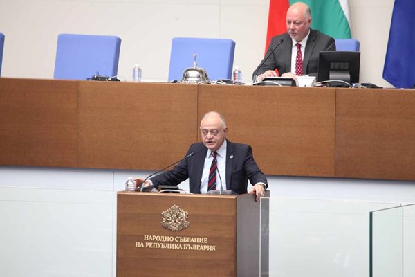 Атанас Атанасов изчете от парламентарната трибуна офертата на ПП-ДБ към ГЕРБ-СДС.