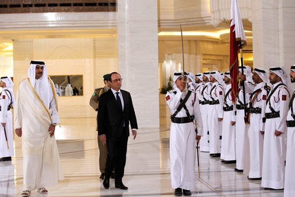 Емирът на Катар (вляво) посреща френския президент Франсоа Оланд.