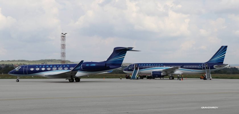Кметът на Велико Търново Даниел Панов публикува снимка на двата самолета на Азербайджан на фейсбук страницата си.