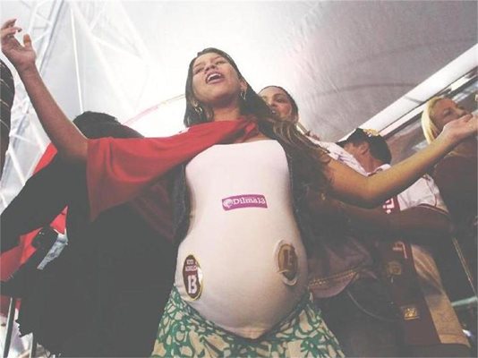 Бременна привърженичка на Дилма Русеф празнува с фланелка с името й.