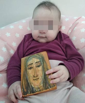 Бебето Валерия с икона на Преподобна Стойна