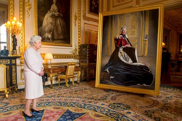 Кралица Елизабет Втора отдава почит на Британския червен кръст през 2016 г. СНИМКА: РОЙТЕРС