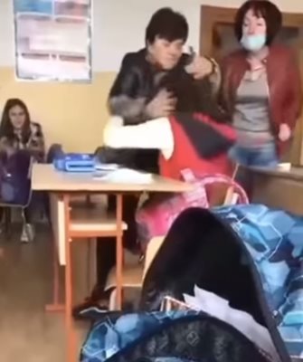 Преподавателка удря и скубе ученичка заради повредена врата (Видео)