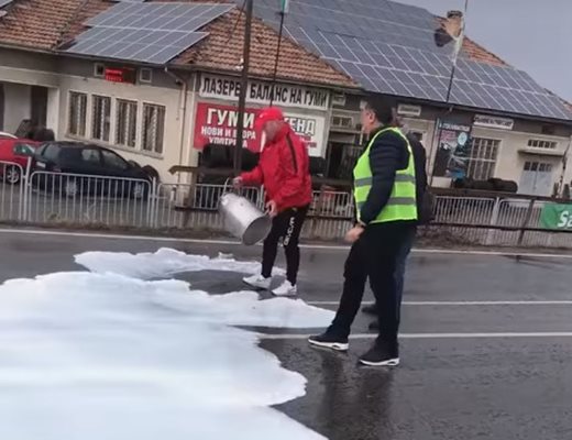 С тежка техника и бали слама фермери затвориха главния път Русе - Велико Търново 
Снимка: Фейсбук/ Държавен фонд Земеделие (ДФЗ)