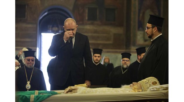 Президентът Румен Радев се преклони пред патриарха в “Св. Александър Невски”.