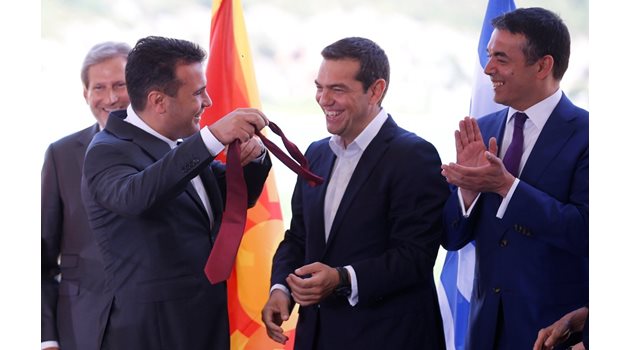 Зоран Заев подари на Ципрас червена вратовръзка