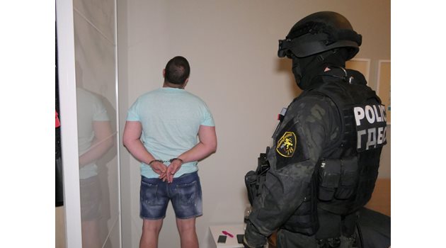 Борис Аврамов е окован с белезници по време на ареста.