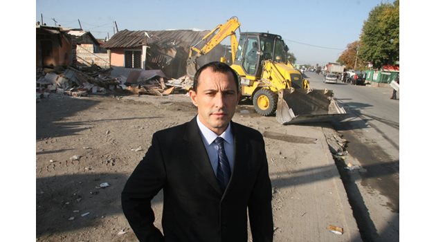 Акциите по събаряне на ромски къщи бяха периодични за Ральо Ралев.