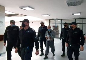 Доведоха убиеца на родителите си в съдебната зала в Благоевград