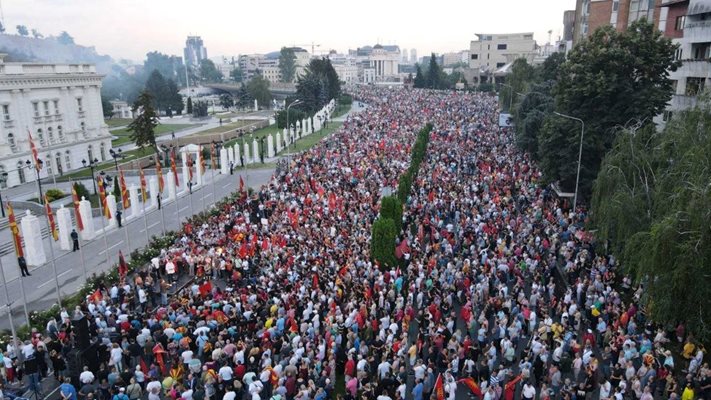 Хиляди македонци се събраха на митинг на опозицията в Скопие.