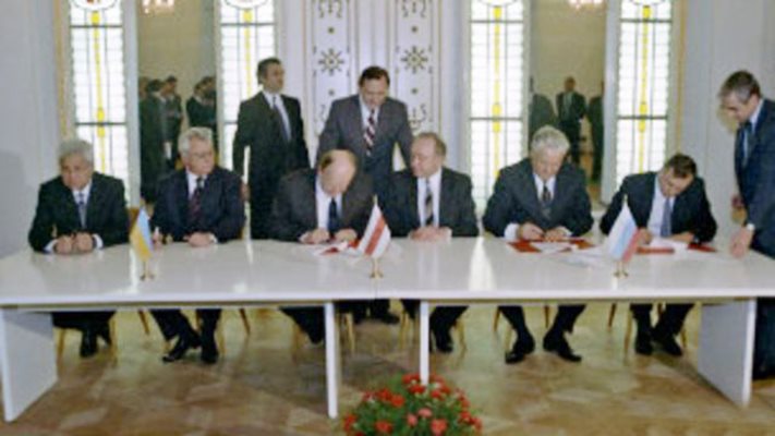 През 1992 г. Елцин, Шушкевич и Кравчук подписаха договора за разпускането на СССР