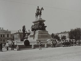 Паметникът “Цар Освободител” в София е открит  през 1907 г.