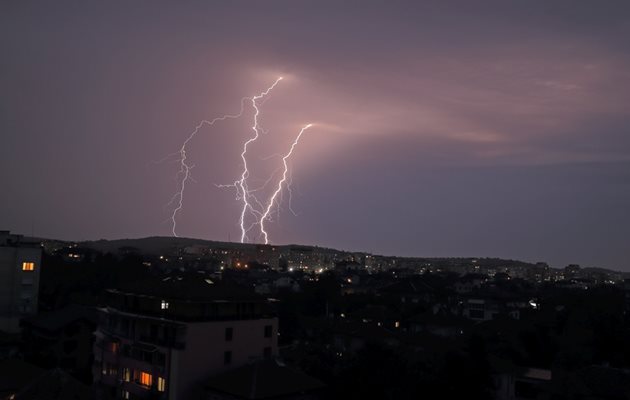 Дъжд и гръмотевици ни очакват днес, до 27° в Пловдив