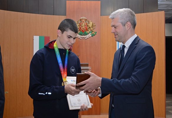 Кметът на Варна Благомир Коцев (вдясно) награждава Дамян.