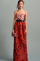 Розово-червена рокля без презрамки от пролетната колекция на Питър Колинг, който зае поста на големия Оскар де ла Рента.