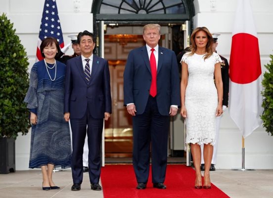 Семейство Тръмп с японския премиер Шиндзо Абе и неговата съпруга Акие Абе
