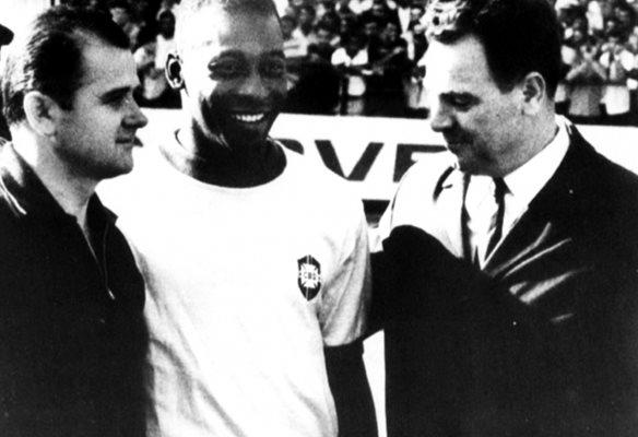 Стоян Орманджиев (вдясно) в компанията на Христо Младенов и на Краля на футбола Пеле