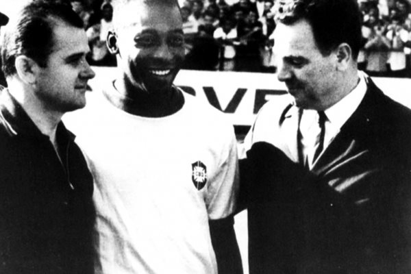 Стоян Орманджиев (вдясно) в компанията на Христо Младенов и на Краля на футбола Пеле