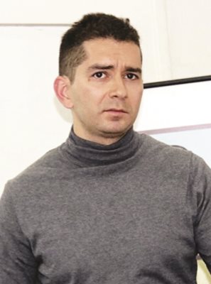 Слави Василев, политолог