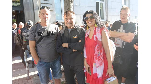 Пред съда на булевард "Стамболийски" има десетки рокери и граждани, които подкрепят Милена Славова.