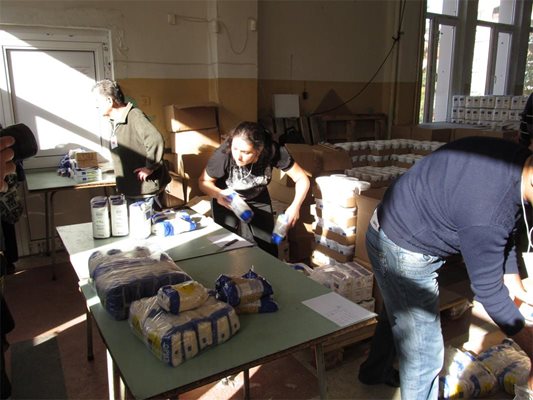 4200 социално слаби от община Лом получават хранителни пакети от интервенционните запаси на ЕС при втория транш.
Снимка: Авторът