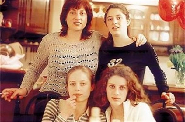 Галя Лукановска и трите й дъщери – Десислава, Ралица и Александра СНИМКА: АРХИВ
