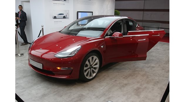 Tesla Model 3 направи европейския си дебют на салона в Париж и ще дебютира на пазара на Стария континент догодина.