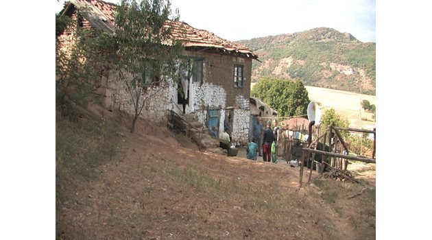 В тази кирпичена къща в крумовградското село Бряговец е живял Мустафа до 2016 г.