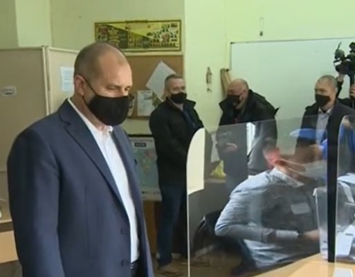 Президентът Румен Радев гласува с машина КАДЪР: bTV