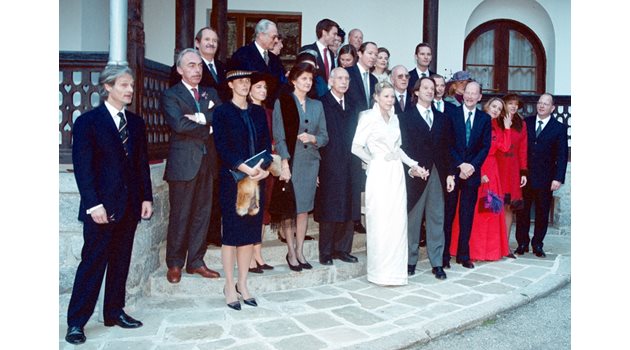 Младоженците с част от гостите на входа на двореца "Царска Бистрица"