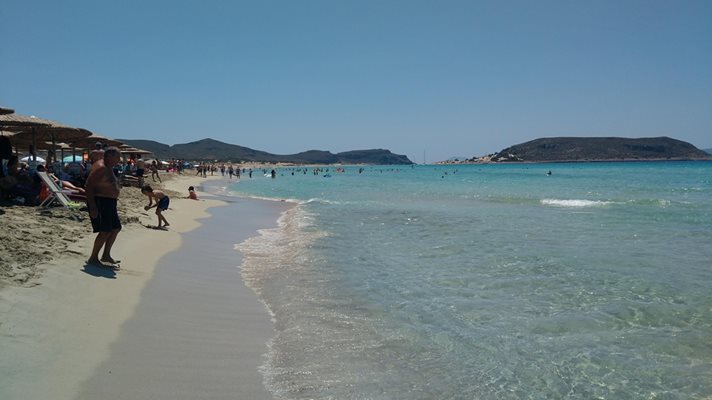 Остава в сила забраната за ползване на 12 плажа в Гърция