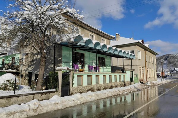 Кръчма в село Вонеща вода, която работи само вечер и то, ако има хора.