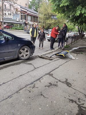  10-годишно дете зад кормилото се заби в автобусна спирка в столицата Снимка: Facebook/Катастрофи в София 