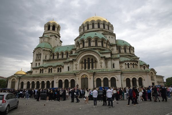 Започнаха абитуриентските балове в София