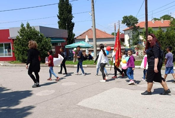 Децата манифестират в центъра на Борец.