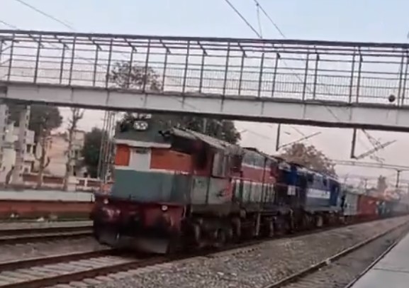 Влак измина 65 километра без машинист в Индия (Видео)